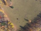 Foto z dronu ukazuje pastvu skotu, hnědé rozryté fleky v louce však nejsou dílem krav, ale černé zvěře, které je v posledních letech v Krkonoších až příliš.